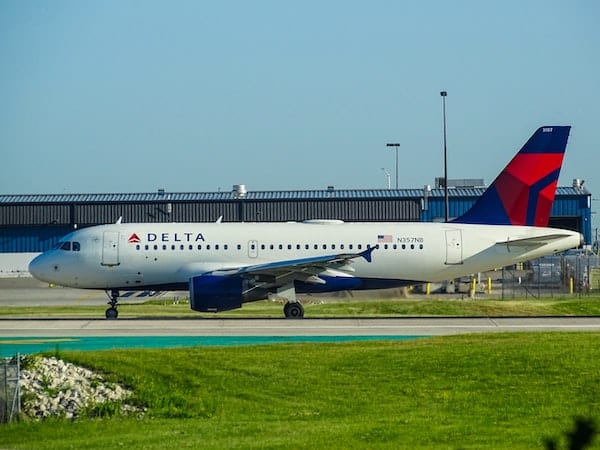 Delta offers volunteer departure program to employees